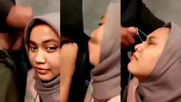 Bokep Indo Hijab Cantik Sepong Crot di Muka poster