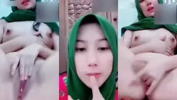 Bokep Jilbab Chat Sex Berujung Colmek Jari Liar Hot poster