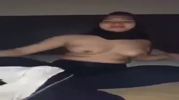 Bokep Jilbab Merayu Ukhti Buka Baju Perlahan Kost poster