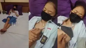 Bokep SMA Minta Uang Jajan Tambahan Ke Om-om poster