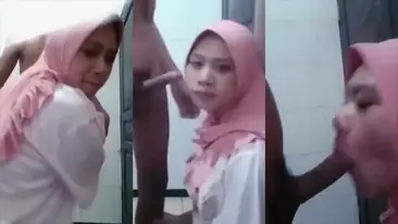 Cewek Jilbab Pink Nyedot Batang Gede Sampe Ngecrot poster