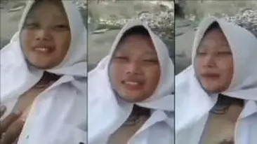 Gadis SMA Indo Ngewe di Batu Sungai Alam Terbuka Viral HD poster